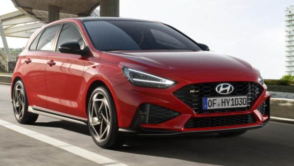 Hyundai i30 е компактен автомобил от C-сегмента, който също дойде през 2007 година -  както във версия седан с 5 врати, така и като комби. През годините беше подобрен рязко по отношение и на стил, и като техническо оборудване. 

Най-новата рестайлинг линия се отличава със солиден външен вид и без особени стилистични фантазии. Размерите са следните: дължина 434 см, ширина 180 и височина 146 см. Двигателната гама се състои от трицилиндровия "миле" и четирицилиндровия 1.5. 